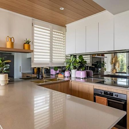 Chic Beachside Getaway 2Br 2Bath Fully Equipped Apartment โกลด์โคสต์ ภายนอก รูปภาพ