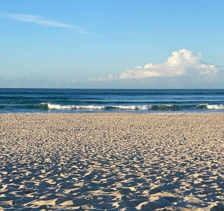 Chic Beachside Getaway 2Br 2Bath Fully Equipped Apartment โกลด์โคสต์ ภายนอก รูปภาพ