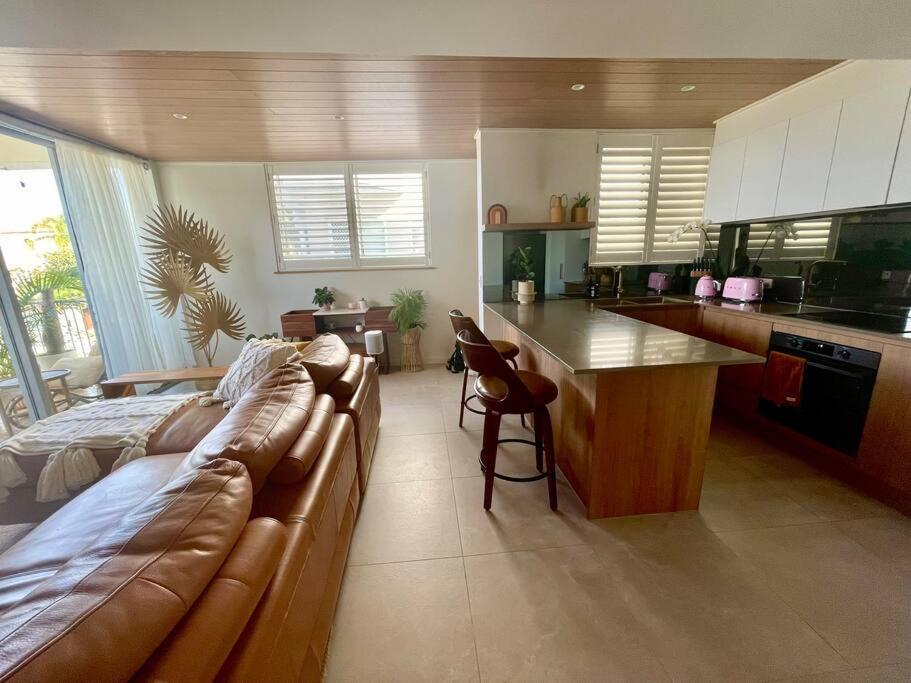 Chic Beachside Getaway 2Br 2Bath Fully Equipped Apartment โกลด์โคสต์ ภายนอก รูปภาพ