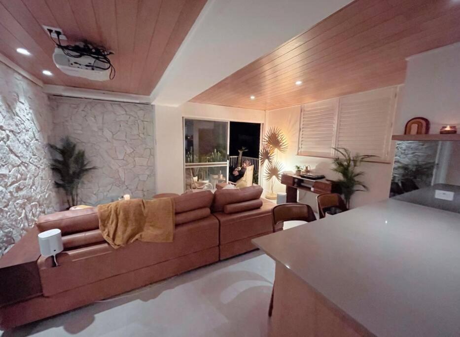 Chic Beachside Getaway 2Br 2Bath Fully Equipped Apartment โกลด์โคสต์ ภายนอก รูปภาพ