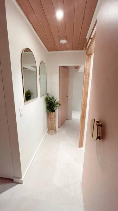 Chic Beachside Getaway 2Br 2Bath Fully Equipped Apartment โกลด์โคสต์ ภายนอก รูปภาพ