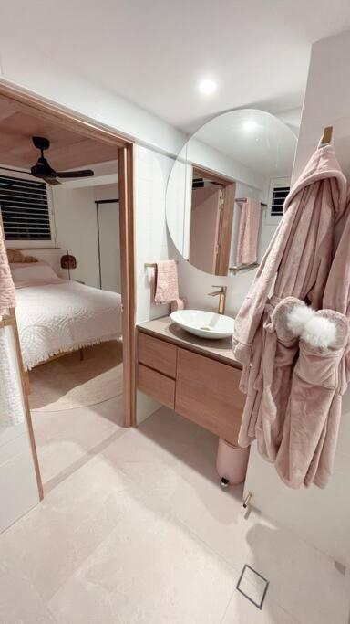 Chic Beachside Getaway 2Br 2Bath Fully Equipped Apartment โกลด์โคสต์ ภายนอก รูปภาพ