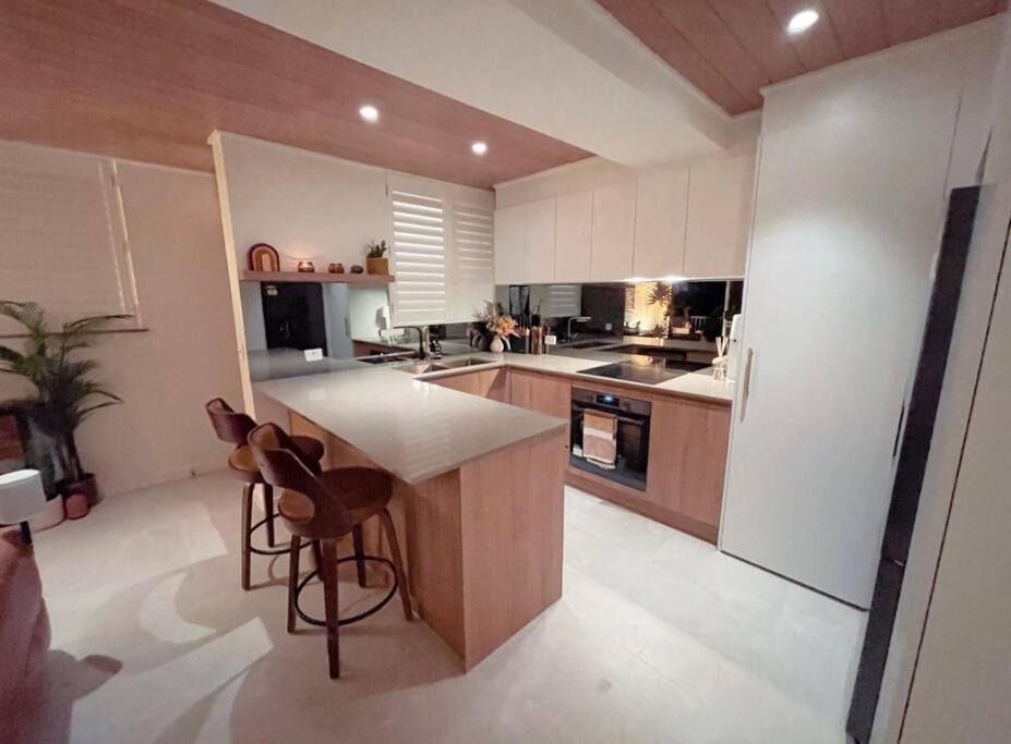 Chic Beachside Getaway 2Br 2Bath Fully Equipped Apartment โกลด์โคสต์ ภายนอก รูปภาพ