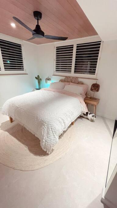 Chic Beachside Getaway 2Br 2Bath Fully Equipped Apartment โกลด์โคสต์ ภายนอก รูปภาพ