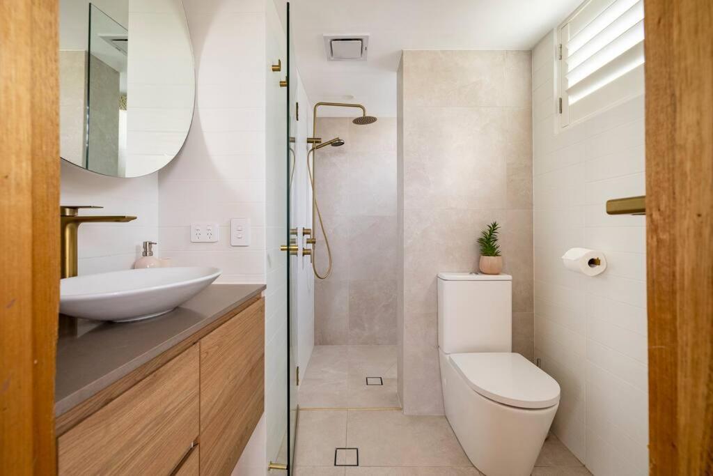 Chic Beachside Getaway 2Br 2Bath Fully Equipped Apartment โกลด์โคสต์ ภายนอก รูปภาพ