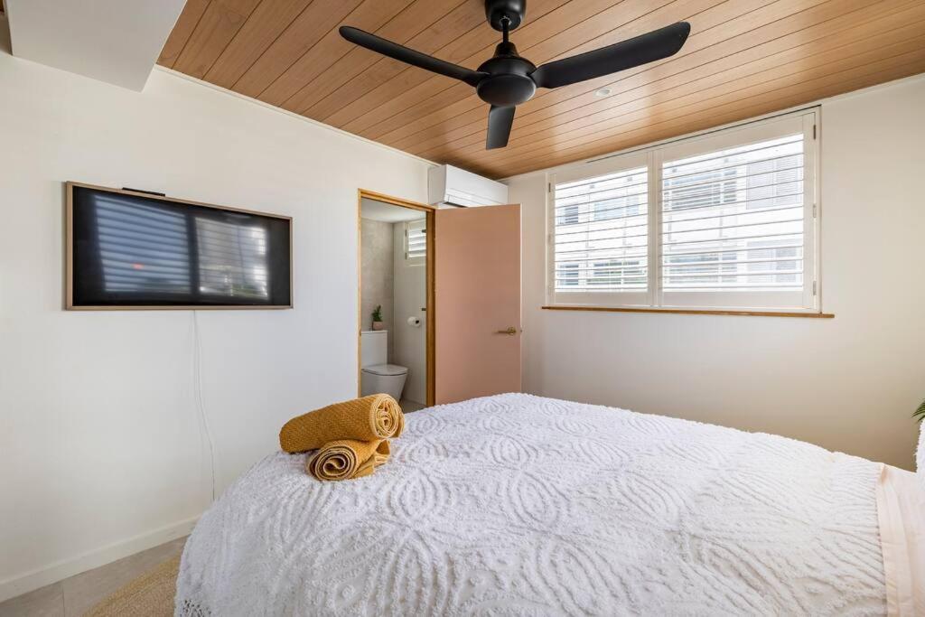 Chic Beachside Getaway 2Br 2Bath Fully Equipped Apartment โกลด์โคสต์ ภายนอก รูปภาพ