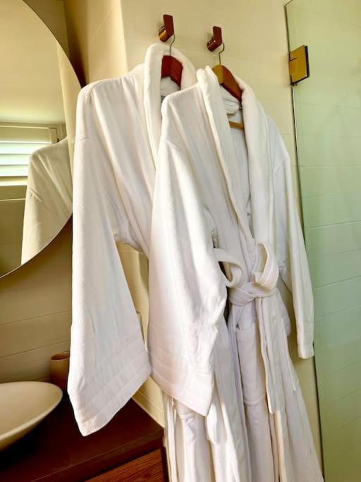 Chic Beachside Getaway 2Br 2Bath Fully Equipped Apartment โกลด์โคสต์ ภายนอก รูปภาพ