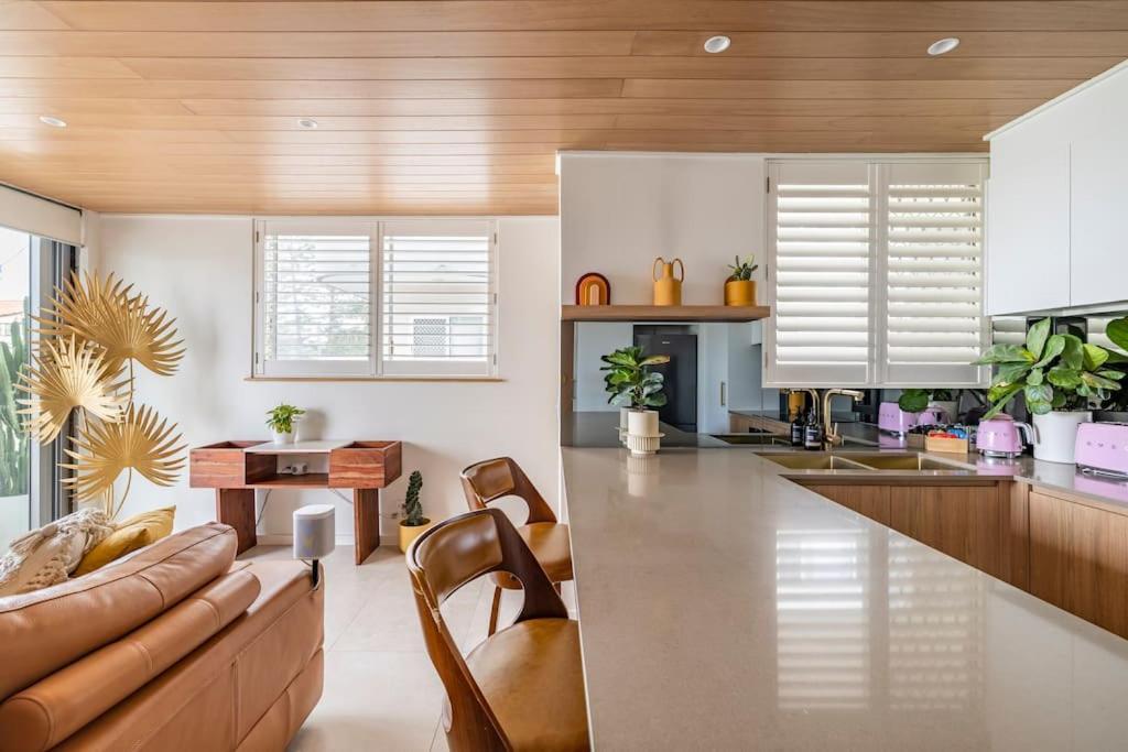 Chic Beachside Getaway 2Br 2Bath Fully Equipped Apartment โกลด์โคสต์ ภายนอก รูปภาพ