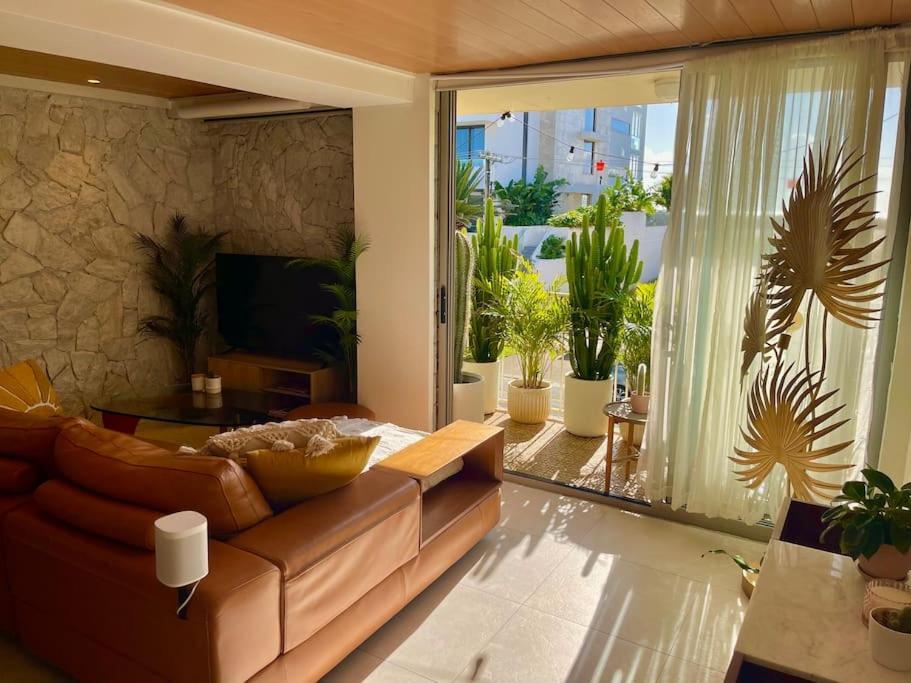 Chic Beachside Getaway 2Br 2Bath Fully Equipped Apartment โกลด์โคสต์ ภายนอก รูปภาพ