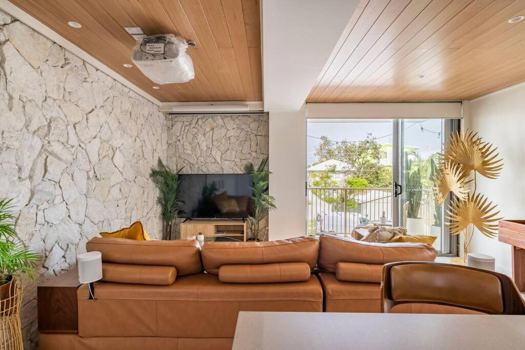Chic Beachside Getaway 2Br 2Bath Fully Equipped Apartment โกลด์โคสต์ ภายนอก รูปภาพ